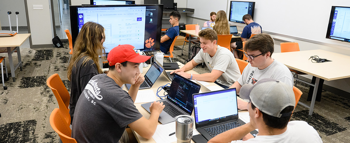 Students working in Econometrics lab.