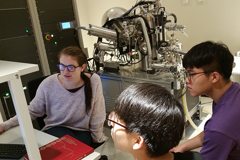 researchers with xps-microscope in the lab