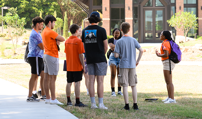Orientation Ambassador leads a group of students during Ready, Set, Roar! in Summer 2022