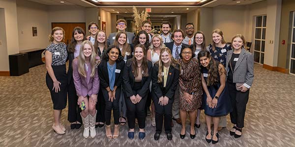 The 2022 graduating class with Sarah Winslow (left) and Danielle McFarquhar (right)