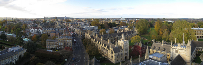Panoramic view of the city of Oxford, showcasing historic architecture and autumn foliage.