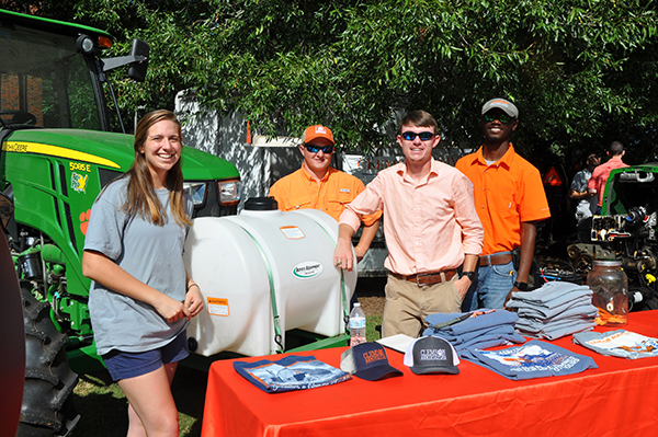 cafls alumni at a tailgate