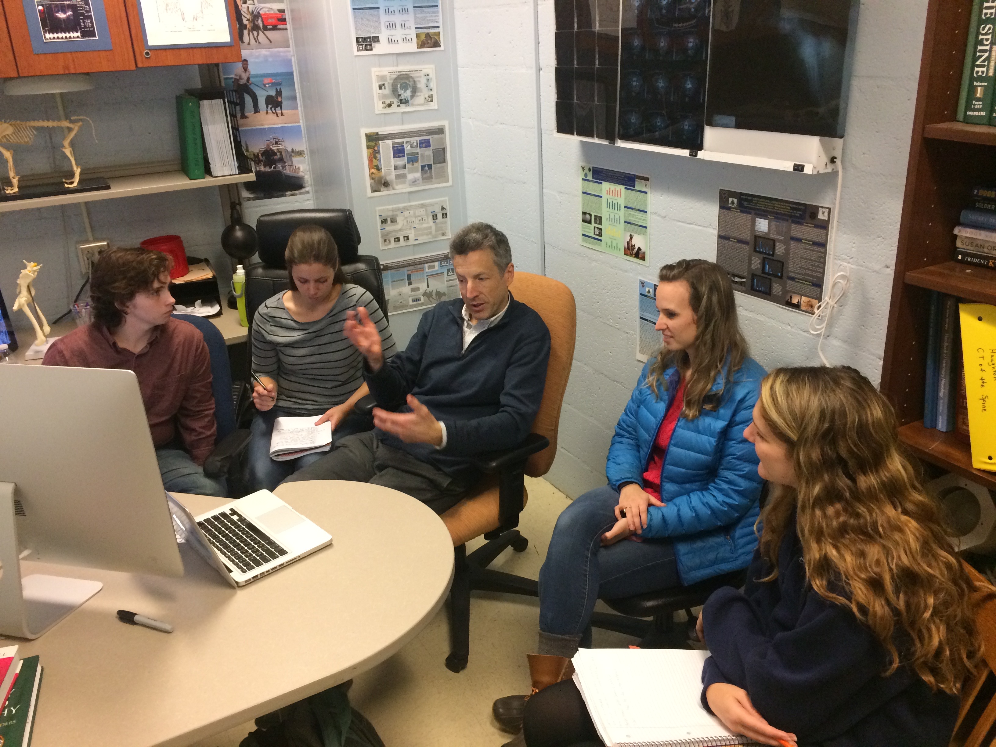 Dr. Andrew Worth from Massey University in New Zealand meeting with students in Dr. Jones’ research lab in 2017 to discuss his current research on lumbosacral disease in working dogs.