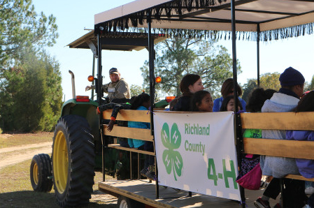 Cody Bishop, Sandhill REC farm manager, talks with students from Bethel-Hanberry Elementary School about research conducted at Sandhill REC. (Image Credit: Clemson University Public Service and Agriculture)