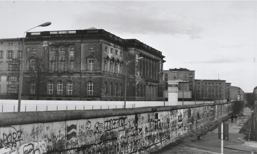 The Berlin wall in 1986. Photo courtsey of the Library of Congress.