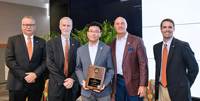 Hai Yao won the Alumni Award for Outstanding Achievements in Research