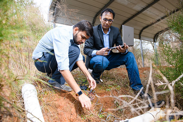 Piratla and Shukla demonstrating research to monitor water pipelines for leaks 