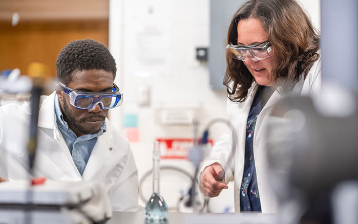 Alba-Rubio assists a student in an Earle Hall lab.