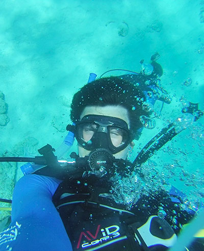 NOAA Scholarship recipient diving in water.