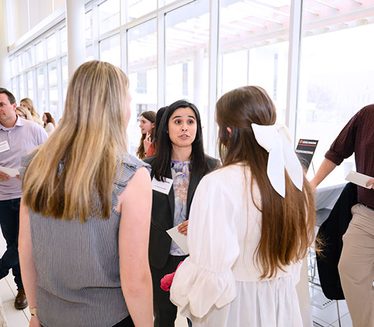 Students at Major Discovery Night networking event talking with an alumni member.