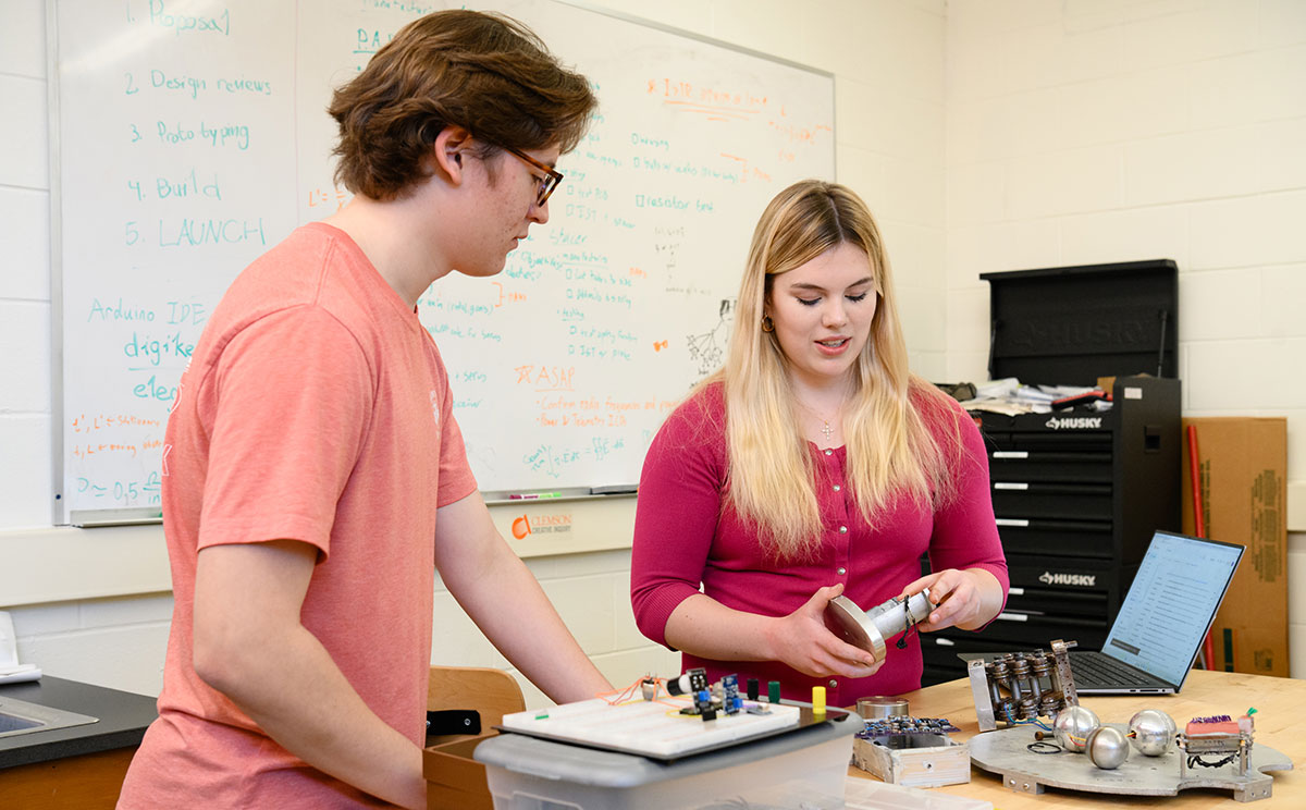 Two students in Fluor Daniel working on project together.