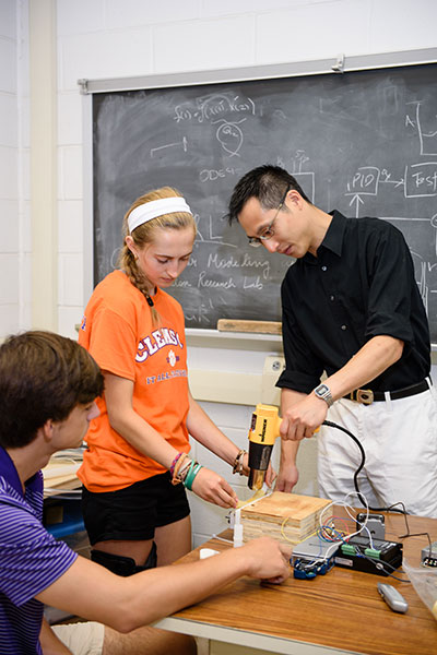 Kung and students in lab