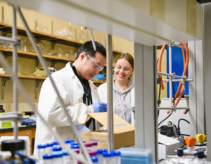 2 students in Foulger lab