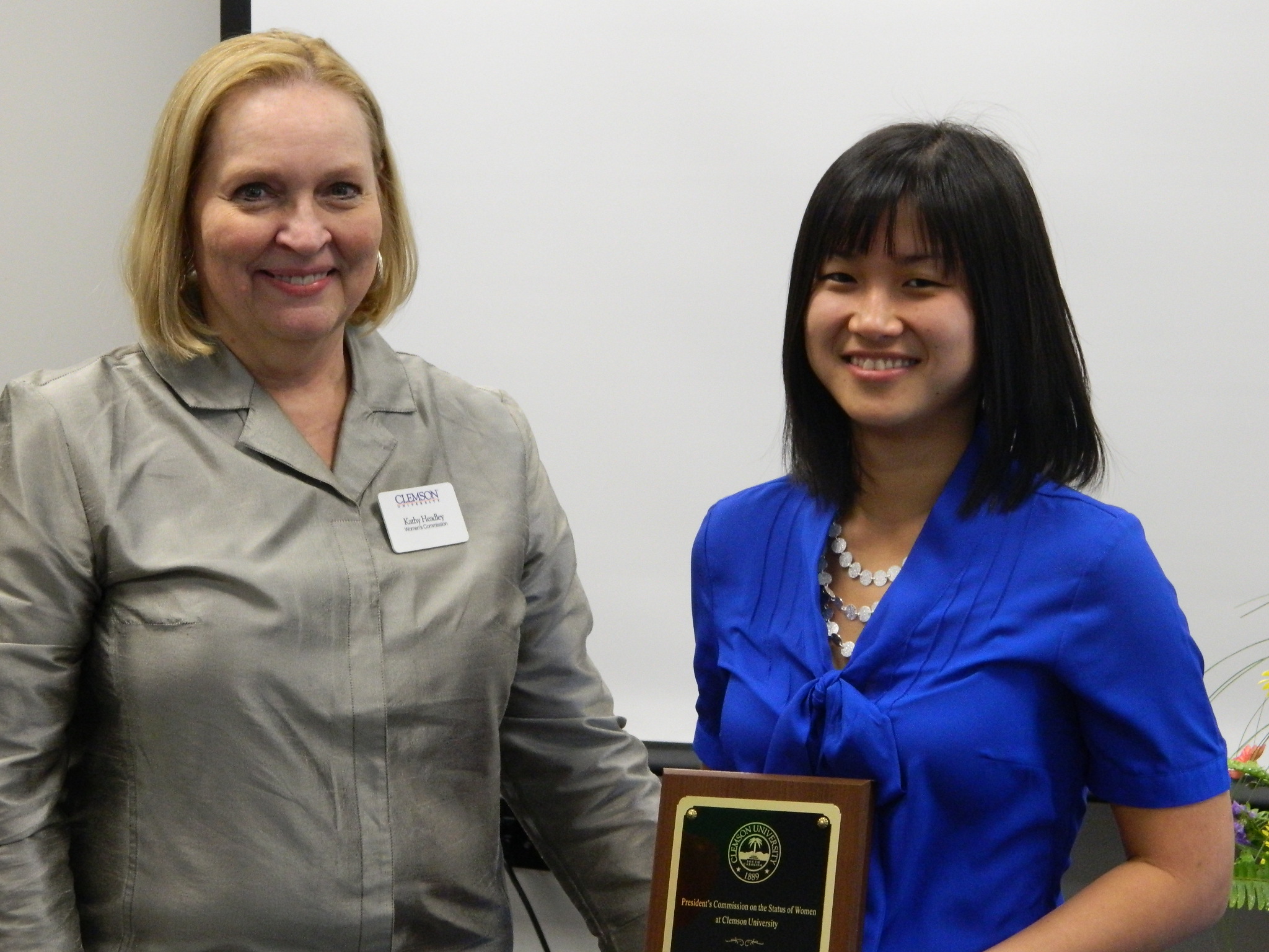 Duong Nguyen accepts award