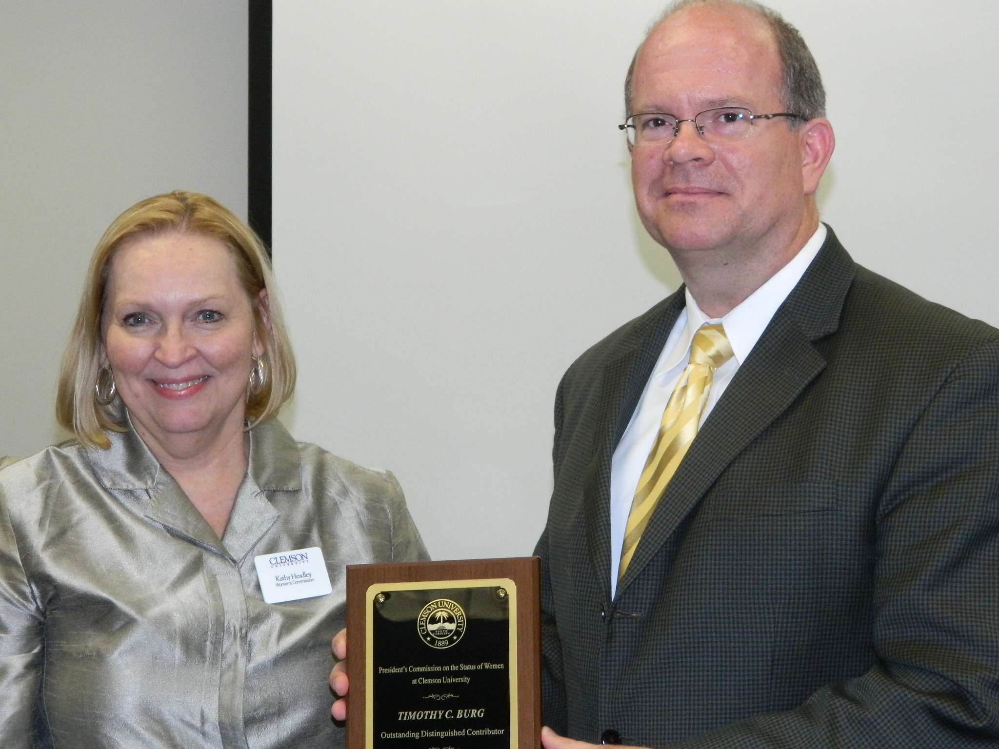 Dr. Tim Burg accepts award