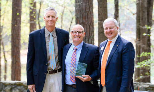 ianmunanura-headshot