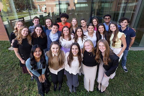 2019 Honors Ambassadors posing together outside