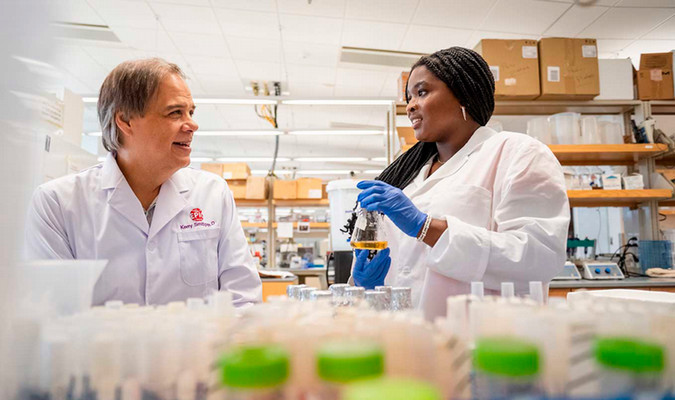 Dr. Smith talking in his lab with one of his EUREKA! mentees. 