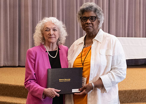 Emeritus College director Debra Jackson hands out award to emeritus faculty member