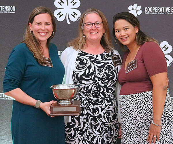 3 women holding their 4h award