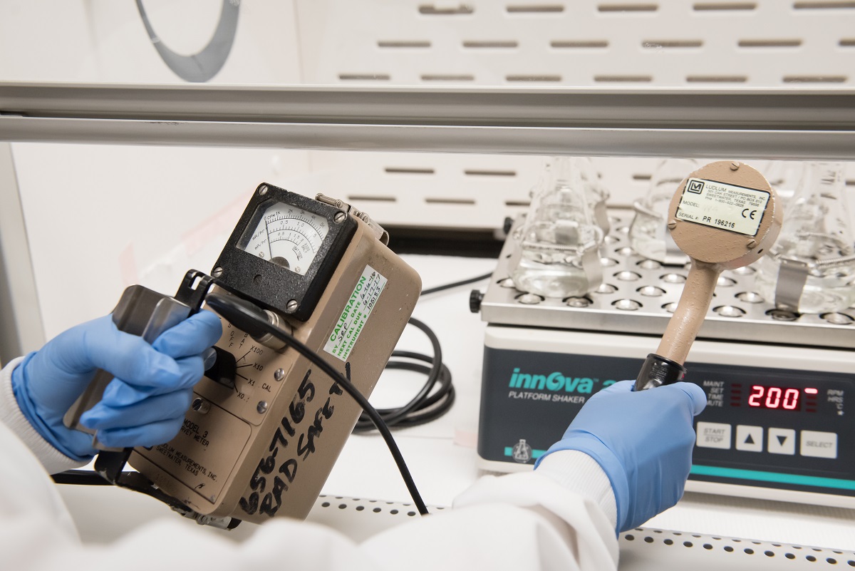 Image of a geiger counter scanning