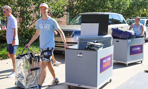 Two Clemson students smiling while moving on to campus.