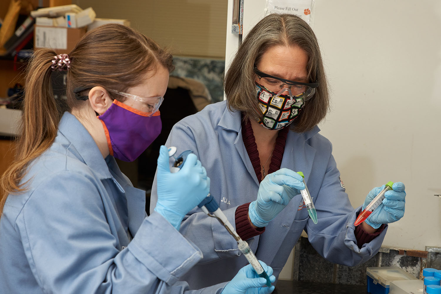 Two women working in a chemistry lab.