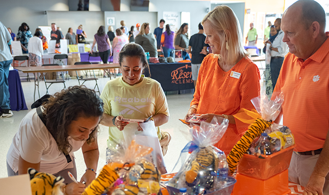 Representatives of Vyve Broadband meet with Clemson students and families during Orientation 2021