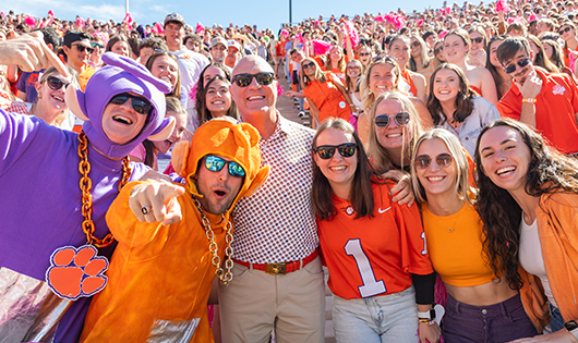 Clemson Students taking photograph with President Clements at Welcome Week Fesitval