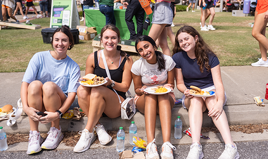 Clemson Students at Presidents Cookout enjoying a meal