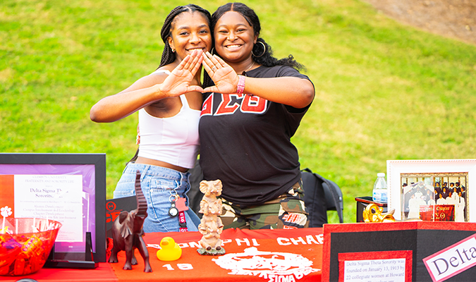 Students at Grill and Greet FSL Event