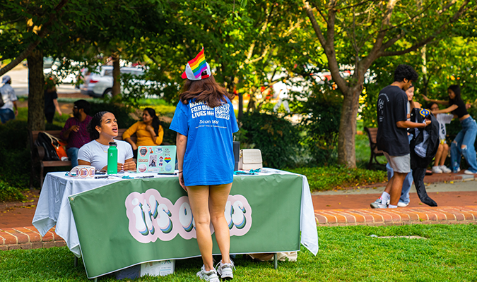 Students at the Grill and Greet FSL 2022