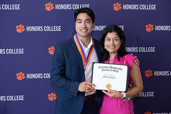 An Honors student with her family at the 2019 awards ceremony.